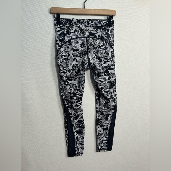 Lululemon printed mesh 7/8 length leggings - Picture 1 of 6